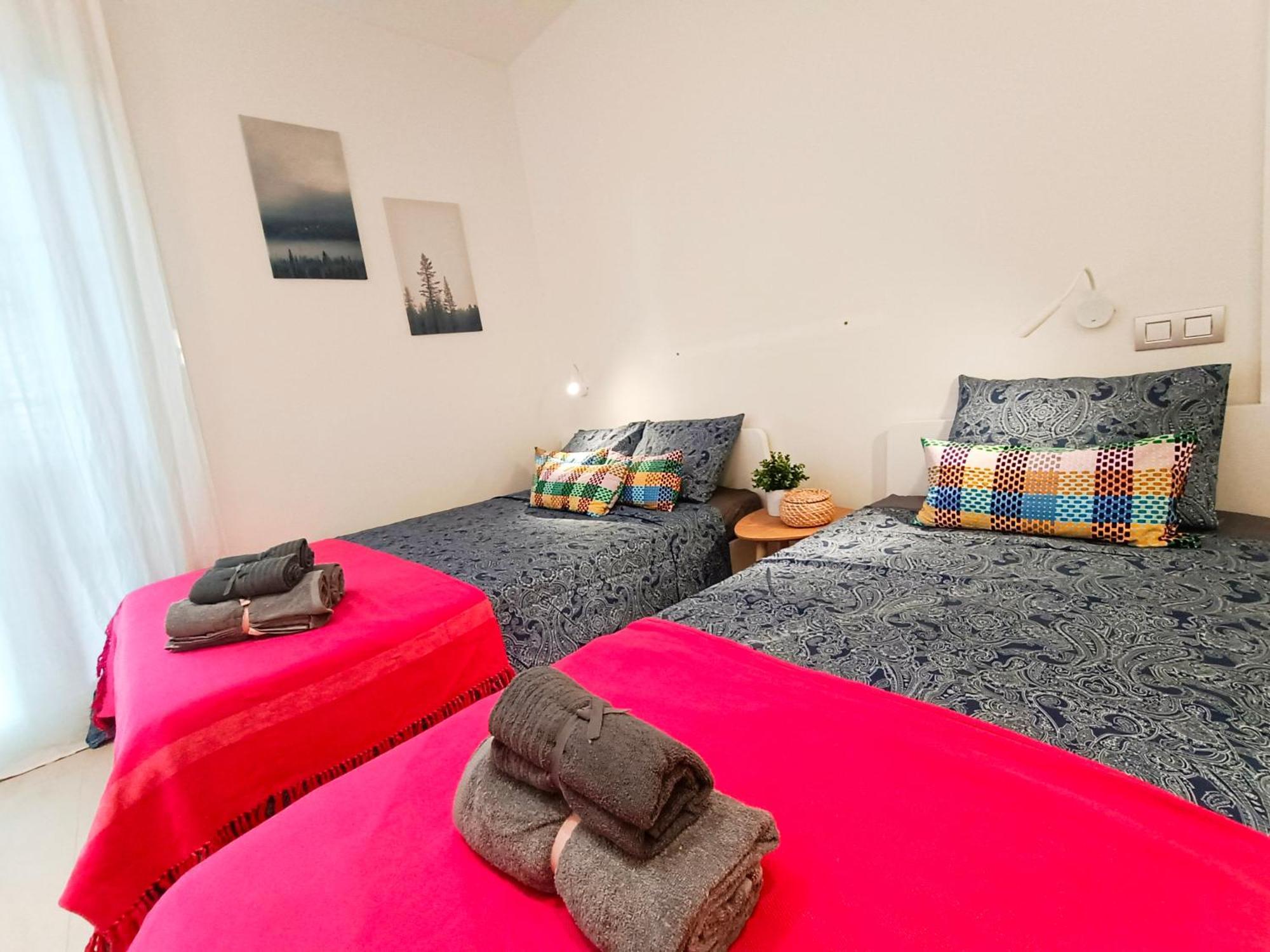 Private Rooms By Plaza Universidad Barcelona Exterior photo